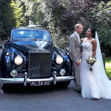 Achter de wolken schijnt de zon.